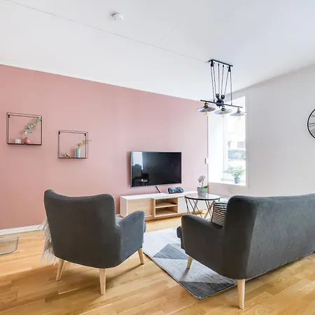Charming And Cozy - Centrally Located